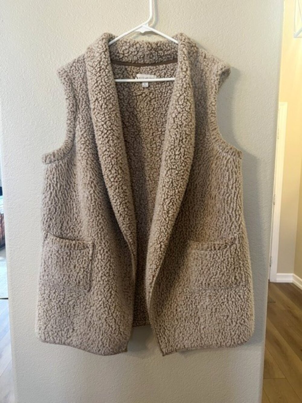 Koolaburra by UGG Beige Sleeveless Faux Fur Vest - Size Large